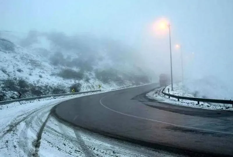 تردد در جاده‌های مازندران عادی است / بارش برف در سوادکوه، کندوان و کیاسر